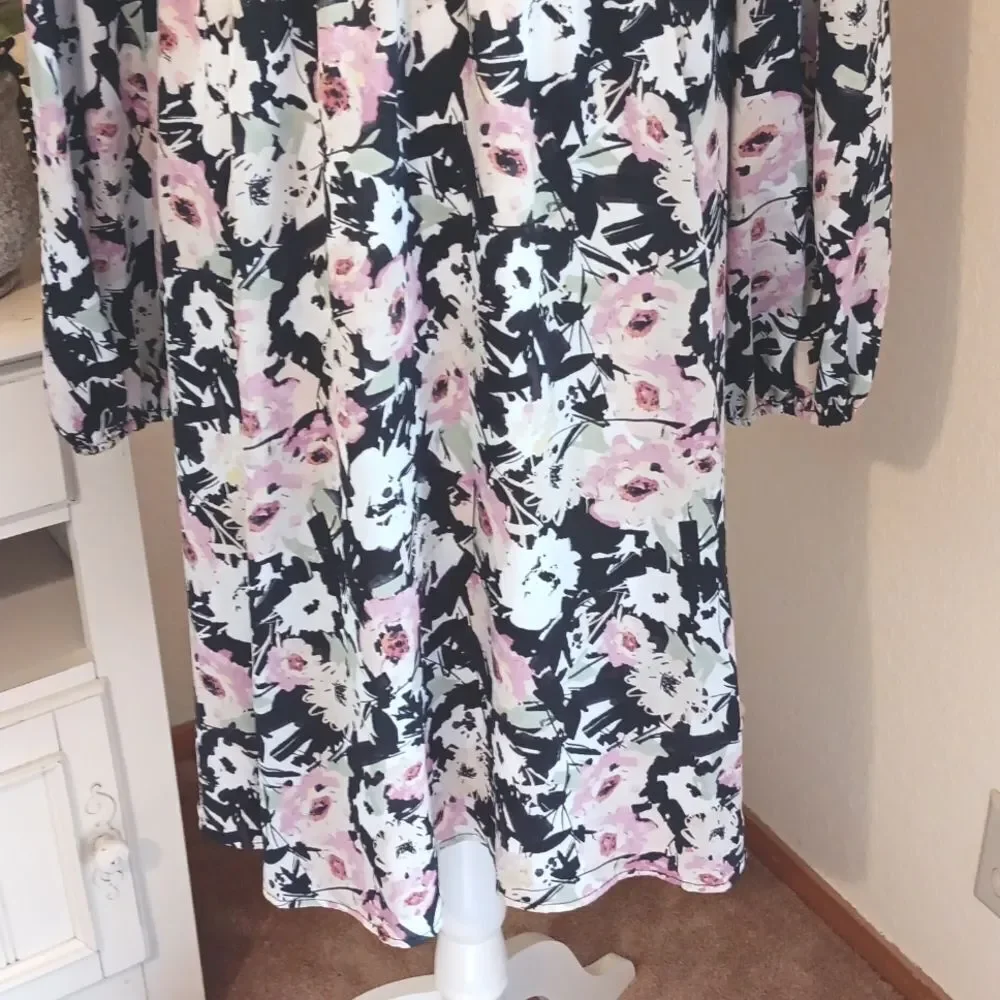 Torrid Black and Pink Floral Blouse . Garden Girl. Wedding Guest. Sunday Brunch